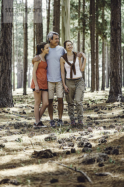 Familie im Wald stehend