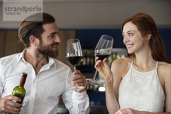 Mittleres erwachsenes Paar hält Weinglas