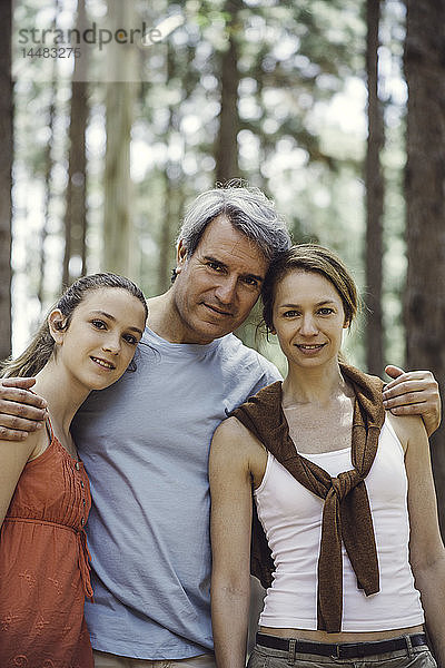 Porträt einer im Wald stehenden Familie