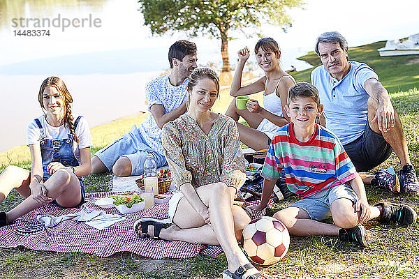 Familie genießt Picknick am See