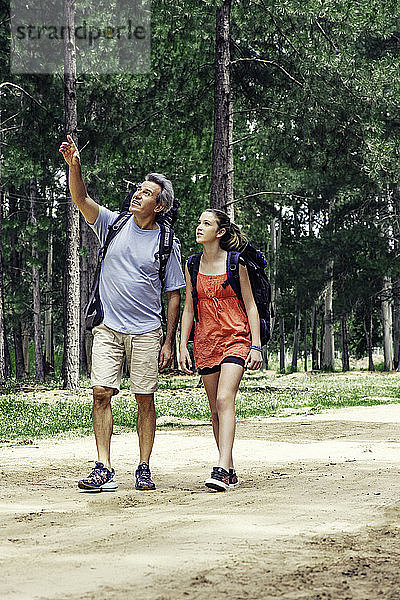 Vater und Tochter wandern im Wald