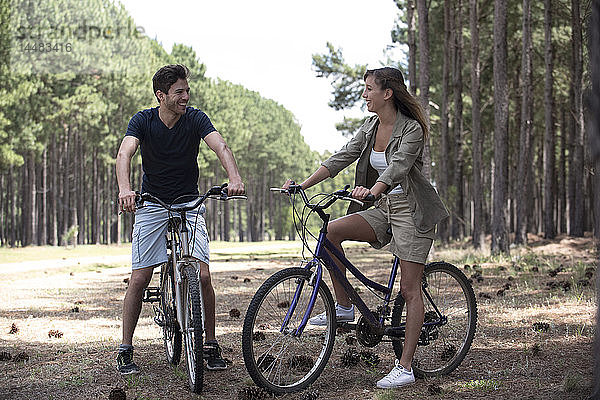 Junges Paar ruht sich auf Fahrrädern aus