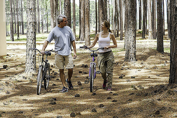 Älteres Paar beim Wandern im Wald