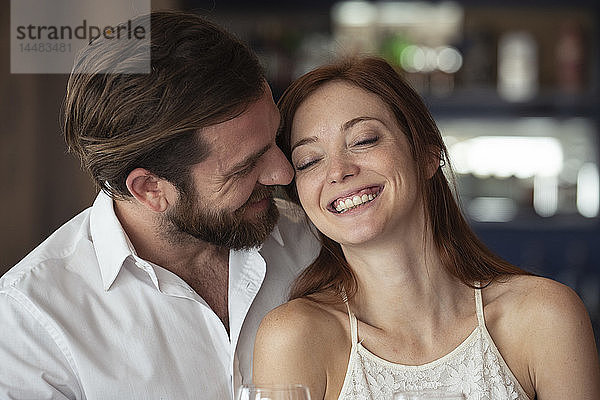 Lächelndes Paar sitzt in einer Bar