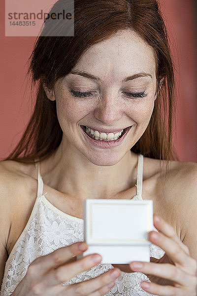 Nahaufnahme eines Mannes  der seiner Freundin einen Heiratsantrag mit einem Ring macht