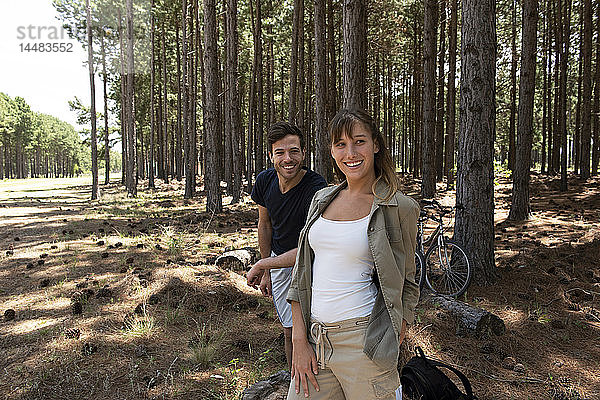 Junges Paar im Wald stehend