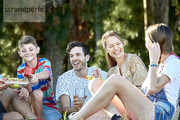 Familie beim Essen während eines Picknicks