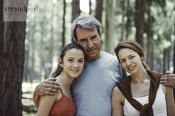 Porträt einer im Wald stehenden Familie