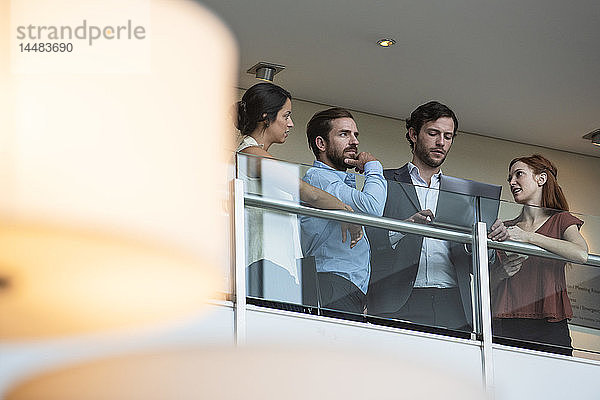 Geschäftsleute mit Laptop auf dem Hotelbalkon