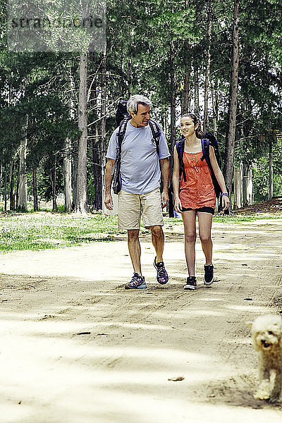 Vater und Tochter wandern im Wald