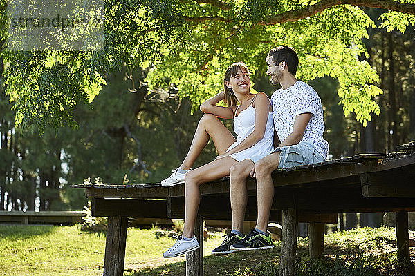 Junges Paar sitzt im Park