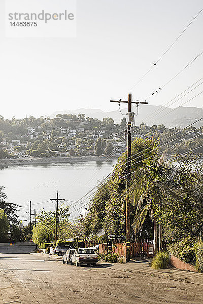 Nachbarschaft mit sonnigem Seeblick  Los Angeles  Kalifornien  USA
