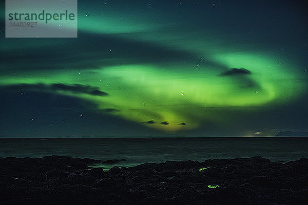 Mysteriöse Nordlichter über dem Meer  Reykjanesbaer  Island