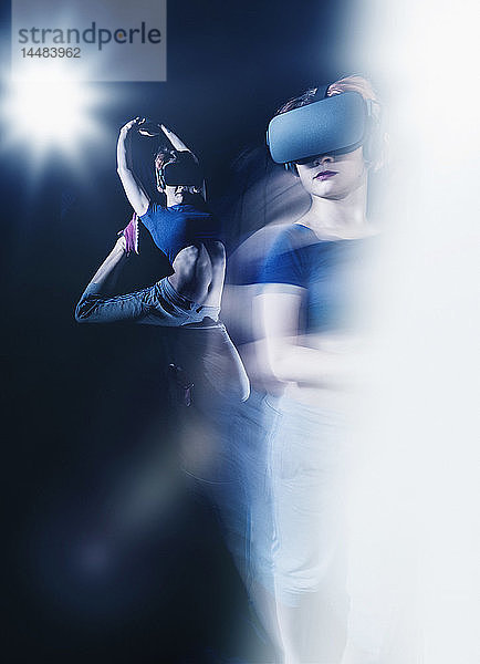 Mehrfach belichtete moderne Tänzerin mit Virtual-Reality-Simulator-Brille