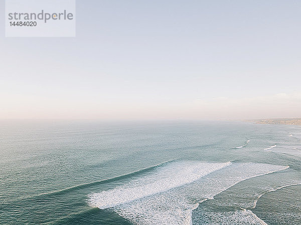 Meereslandschaft mit Blick auf den ruhigen blauen Ozean  Westküste  Lissabon  Portugal
