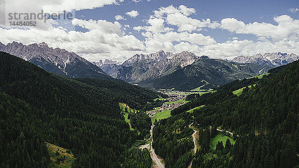 Blick auf majestätische Berge und üppig grüne Täler  Naturpark Drei Zinnen  Südtirol  Italien