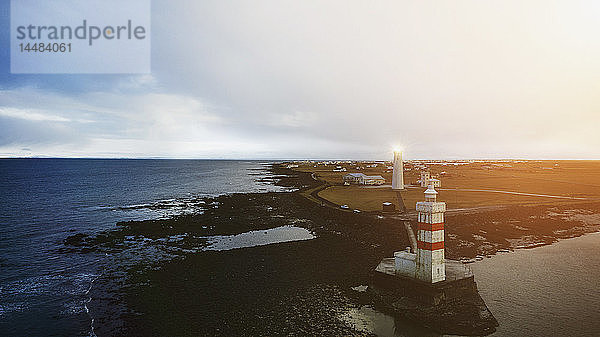 Alte und neue Leuchttürme entlang der Küstenlinie  Reykjanesbaer  Island