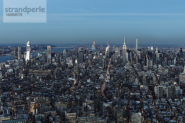 Blick auf die Stadtlandschaft  New York City  New York  USA