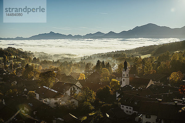 Landschaftlich reizvolle  ruhige Aussicht Bad Kohlgrub  Bayern  Deutschland