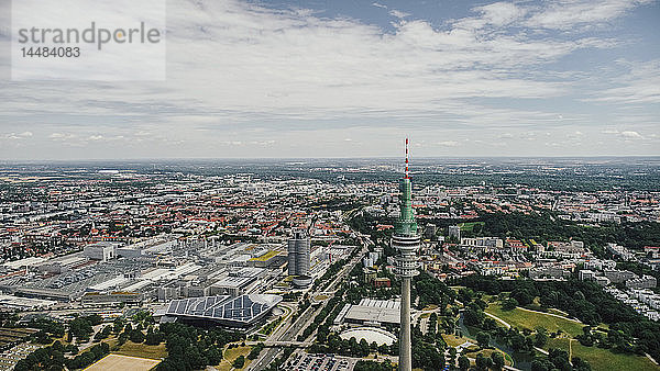 Drohne Blickwinkel sonniges Münchener Stadtbild  Bayern  Deutschland