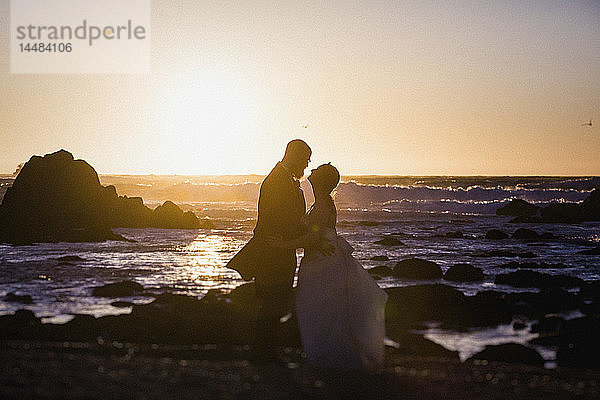 Silhouette Braut und Bräutigam am ruhigen Strand bei Sonnenuntergang  Monterey  Lucas Point  Kalifornien  USA
