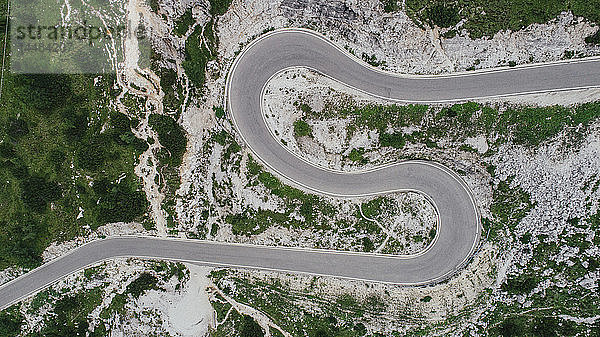 Luftaufnahme Straße durch den Naturpark Drei Zinnen  Südtirol  Italien