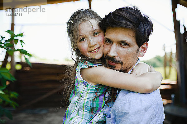 Portrait liebevoller Vater und Tochter  die sich umarmen