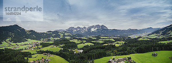 Drohnensicht auf eine idyllische  grüne Hügellandschaft  Kitzbühel  Tirol  Österreich