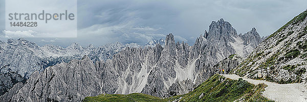 Panoramablick auf zerklüftete Berggipfel  Naturpark Drei Zinnen  Südtirol  Italien
