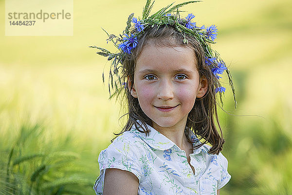 Portrait lächelndes Mädchen mit Blumen im Haar