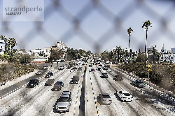 Autos auf einem sonnigen Freeway  Los Angeles  Kalifornien  USA