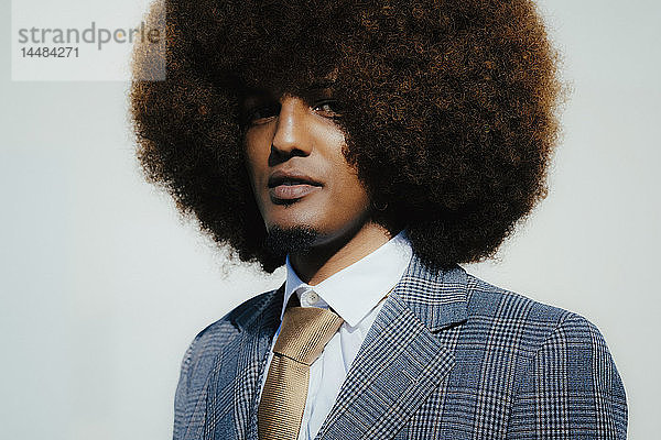 Porträt selbstbewusster gut gekleideter junger Mann mit Afro