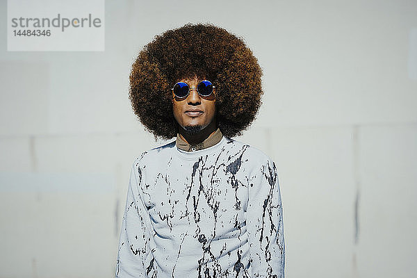 Porträt selbstbewusster  cooler junger Mann mit Afro