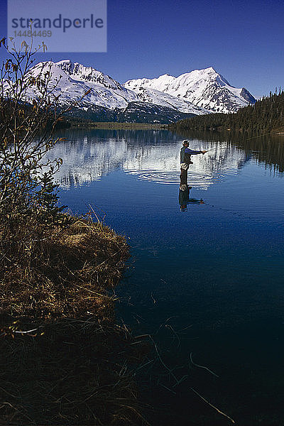 Mann beim Fliegenfischen am unteren Paradise Lake KP AK