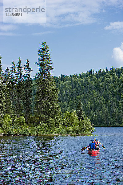 Mutter und Tochter paddeln gemeinsam in einem Kanu auf dem Byers Lake  Sommer  Denali State Park  Southcentral Alaska  USA.