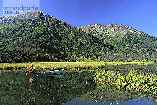 Mann beim Kanufahren auf dem Tern Lake Kenai Pennisula Sommer