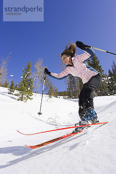 Junge Frau beim Abfahrtslauf Dixie National Forest Utah Winter