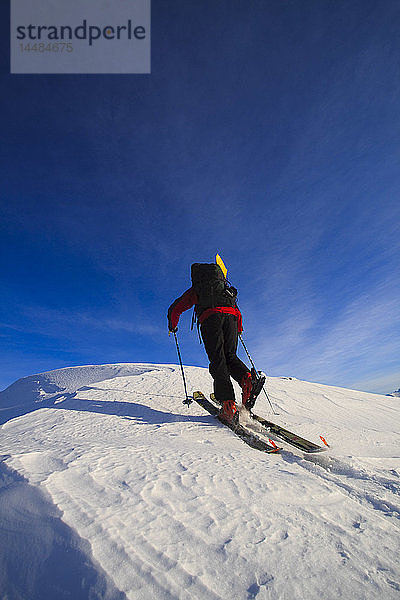 Mann beim Backcountry-Skifahren auf einem vereisten Grat in der Nähe des Wrangell Peak  Tongass National Forest  Südost-Alaska  Winter