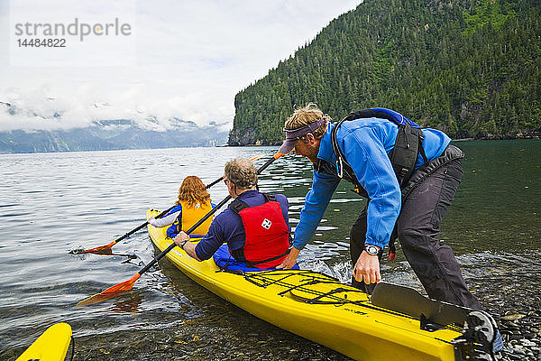 Reiseführer lässt ein Paar die Fox Island in der Resurrection Bay in der Nähe von Seward  Alaska  erkunden