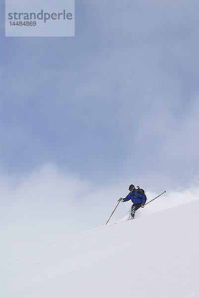 Mann beim Skifahren auf dem Asulkan-Gletscher im Rogers-Pass-Gebiet in den Selkirk Mountains in British Columbia  Kanada