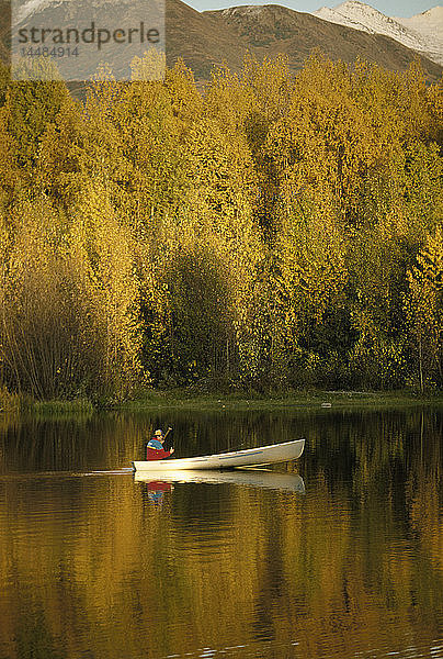 Mann Kanufahren @ Sonnenuntergang im See SC Alaska Herbst