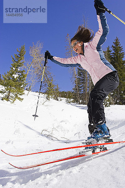 Junge Frau beim Abfahrtslauf Dixie National Forest Utah Winter