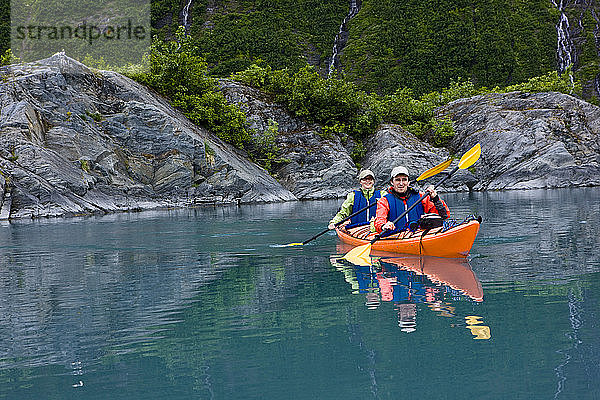 Familien-Seekajaks in der Shoup Bay  Shoup Bay State Marine Park  Prince William Sound  Süd-Zentral-Alaska  Sommer