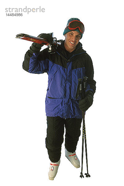 Mann mit Skiabfahrtsausrüstung