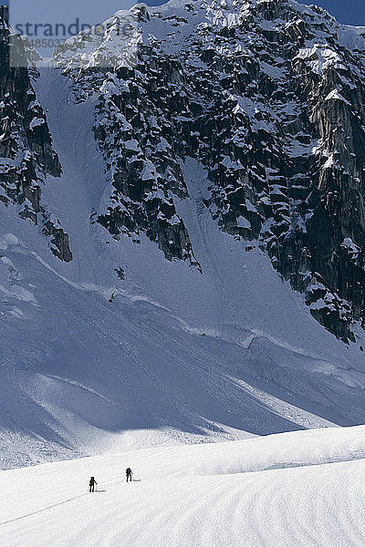 Bergsteiger beim Skifahren auf Gletscherspalten Alaska Range AK/nDenali Nat´l Park