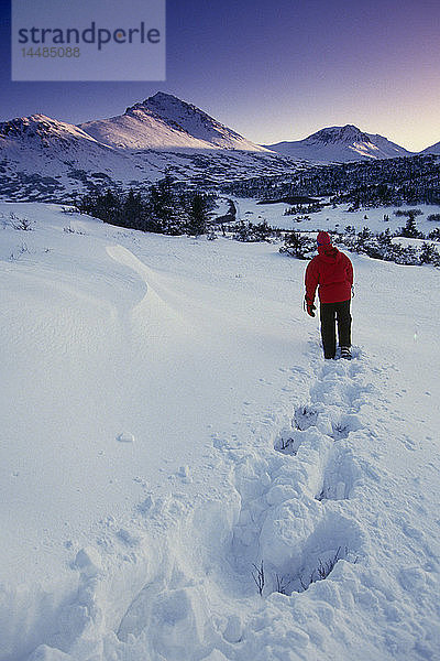 Mann Wandern im Schnee Flat Top Chugach Mts SC AK Winter Chugach NF