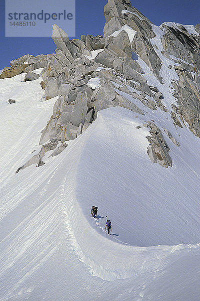 Bergsteiger auf dem Grat zum Gipfel Pika Glacier Area AK Range