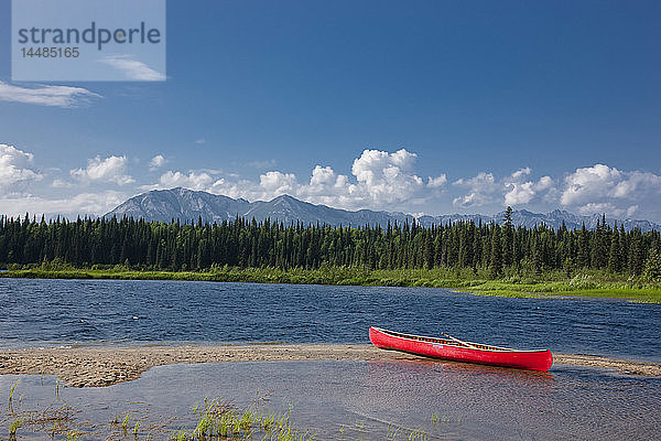 Rotes Kanu am Ufer des Byers Lake  Sommer  Denali State Park  Southcentral Alaska