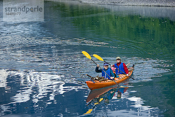 Familien-Seekajaks in der Shoup Bay  Shoup Bay State Marine Park  Prince William Sound  Süd-Zentral-Alaska  Sommer