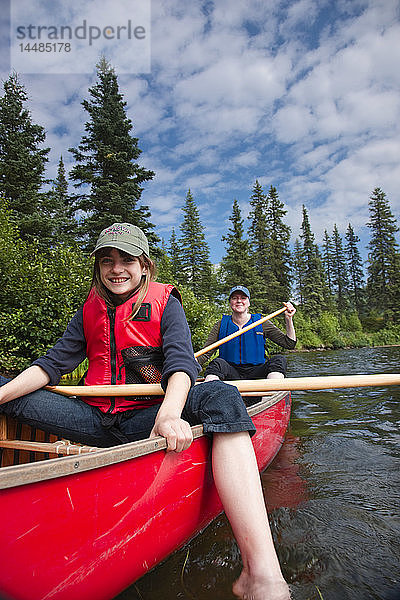 Mutter und Tochter paddeln zusammen in einem Kanu auf dem Byers Lake  Denali State Park  Süd-Zentral-Alaska  Sommer